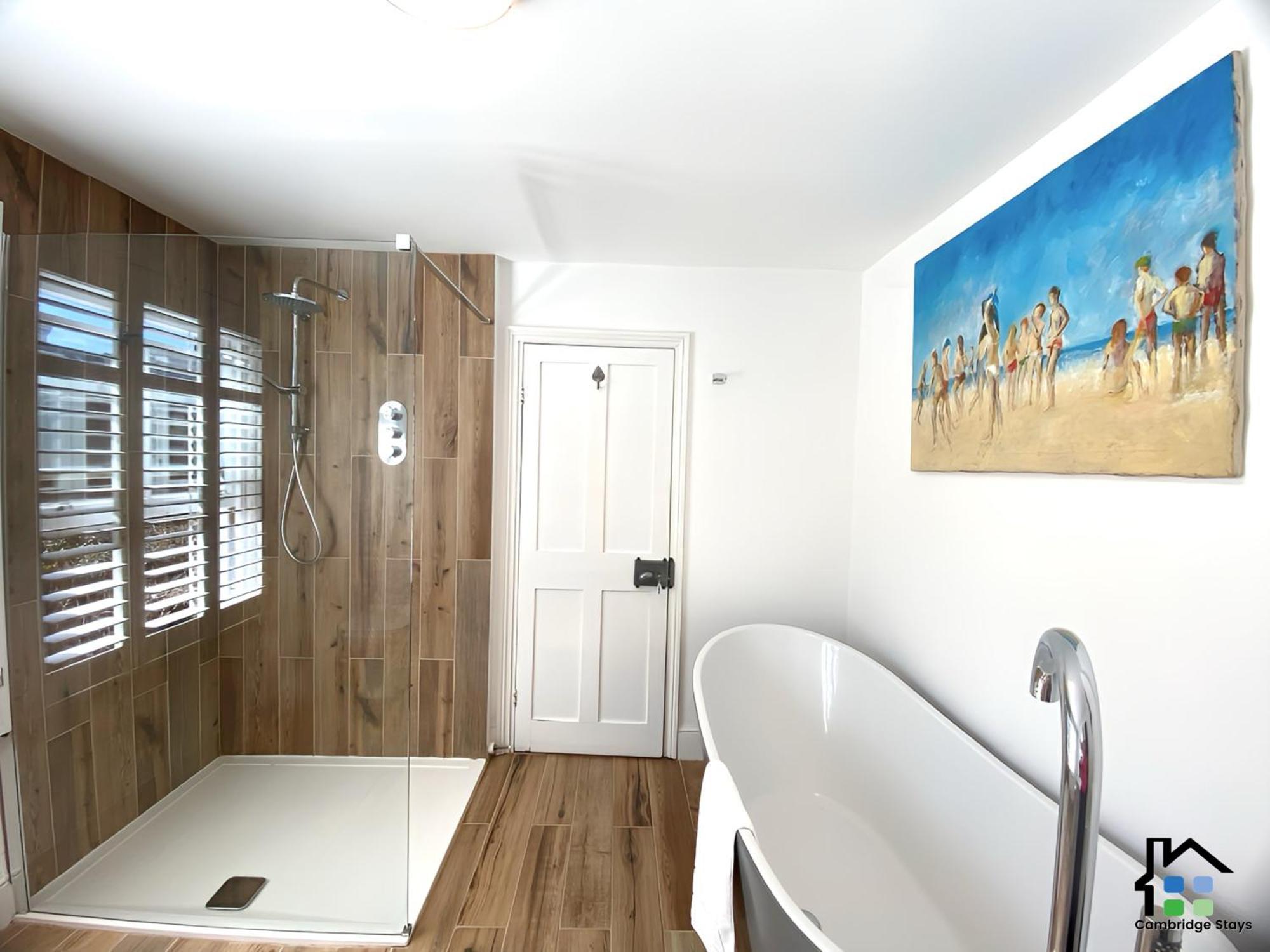 Rumah liburan 3br House, Easy Walk To Center, 2 Showers, Garden, 2 Free Parking Spaces